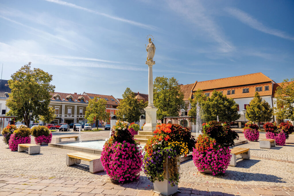Der mit Blumen bestandene Hauptplatz der Thermenhauptstadt Fürstenfeld 