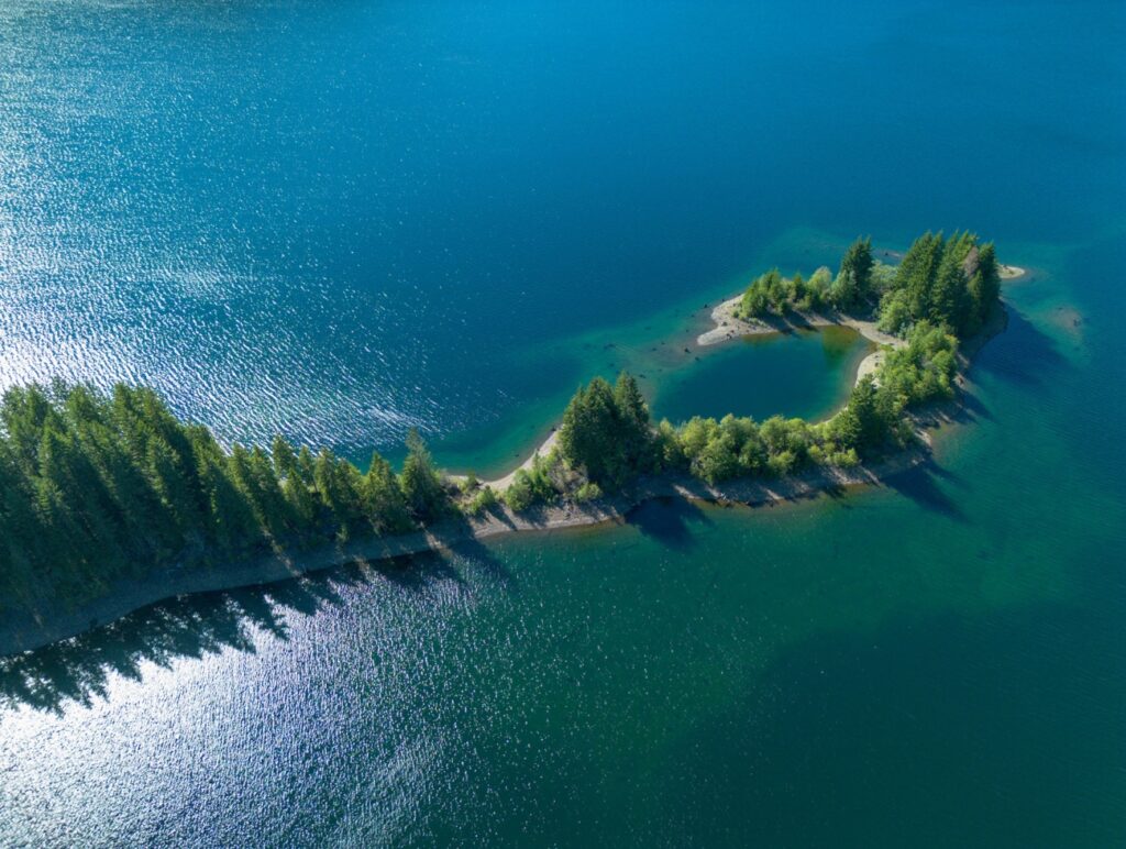 Eine kanadische Halbinsel in türkisblauem Wasser.