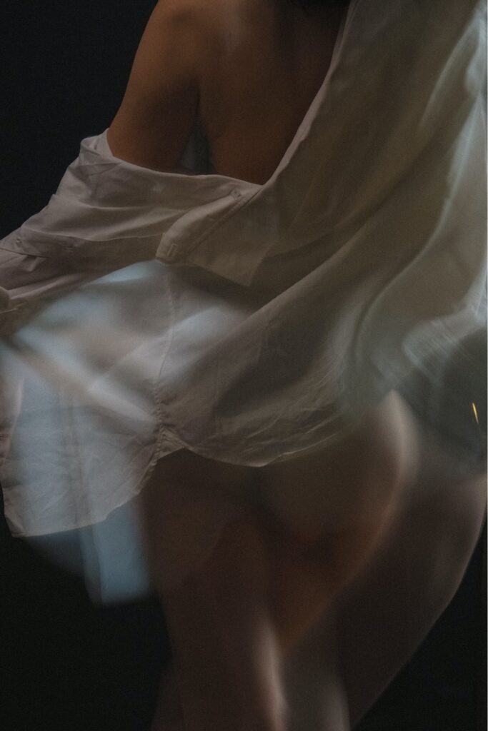 Frau tanzt mit weißem Tuch, verschwommenes Bild