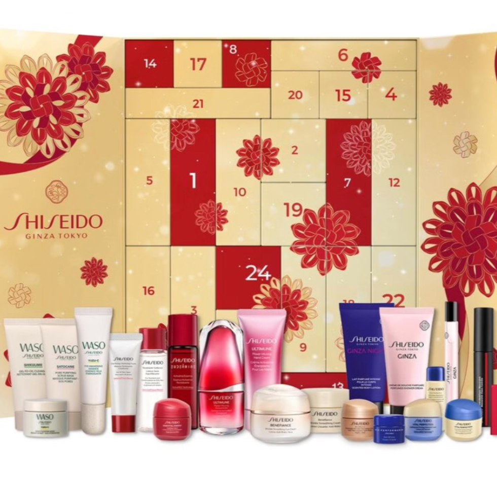 Shiseido Adventskalender halb offen mit Produkten vor dem Kalender