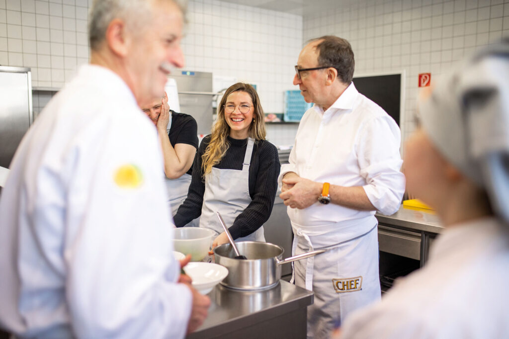 Bettina Ganglberger mit Köchen in der Küche