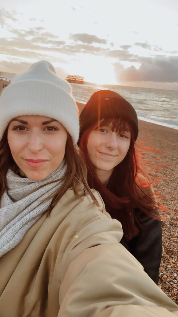 Redakteurin Yvonne Hölzl mit Tochter Romy am Strand von Brighton.