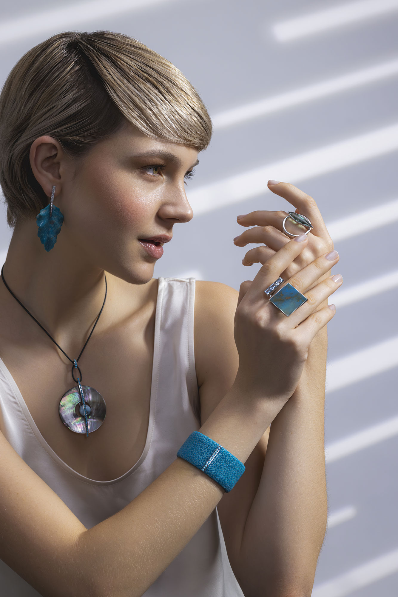 Frau mit blauem Schmuck von Juwelier Gressl