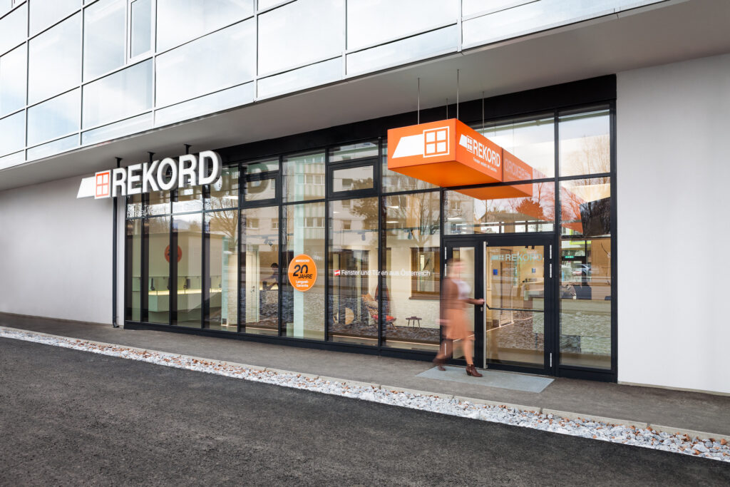 REKORD Fenster Schauraum, Außenansicht