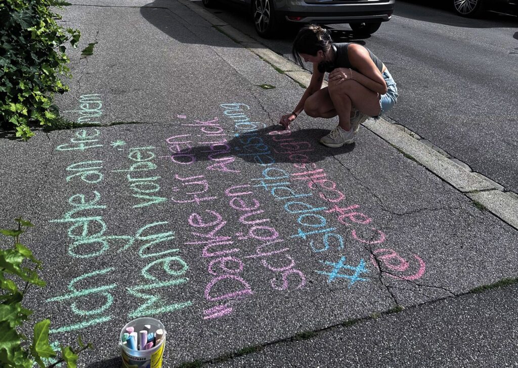 Catcall-Sprüche mit Kreide auf Boden geschrieben