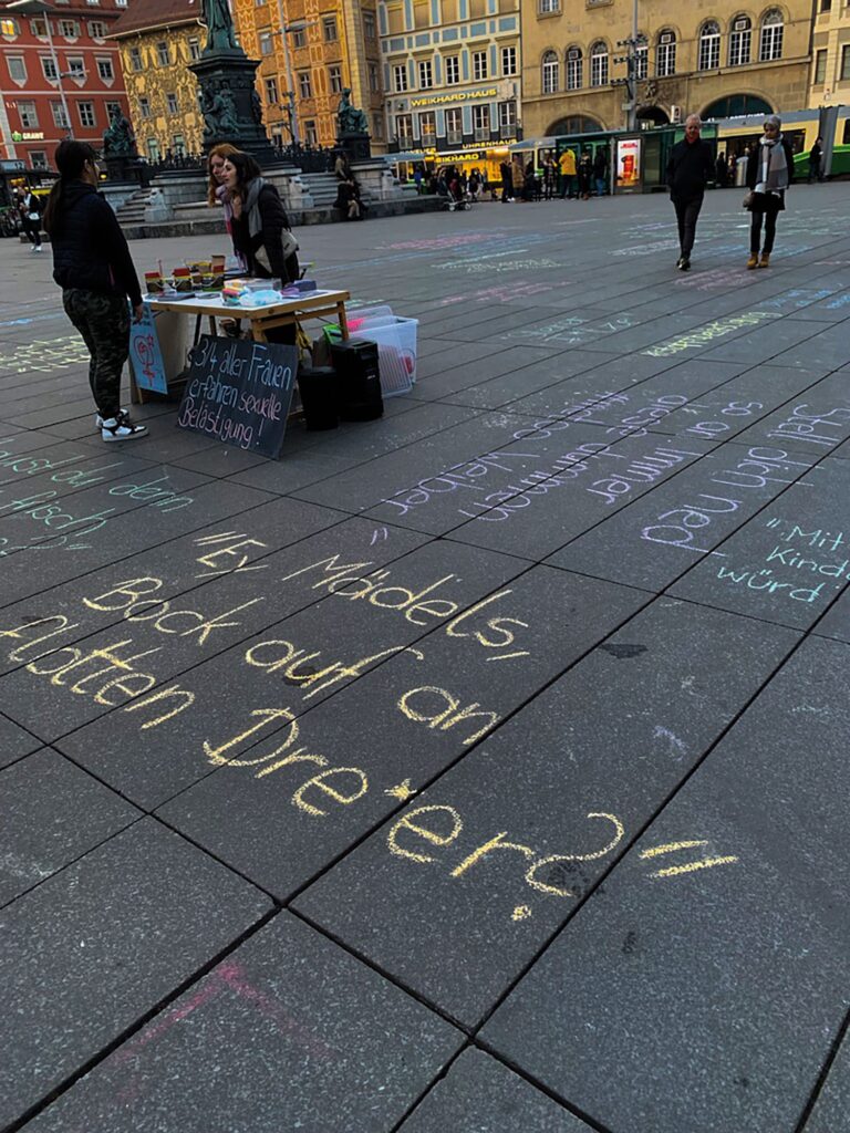 Catcall-Sprüche mit Kreide auf Boden geschrieben