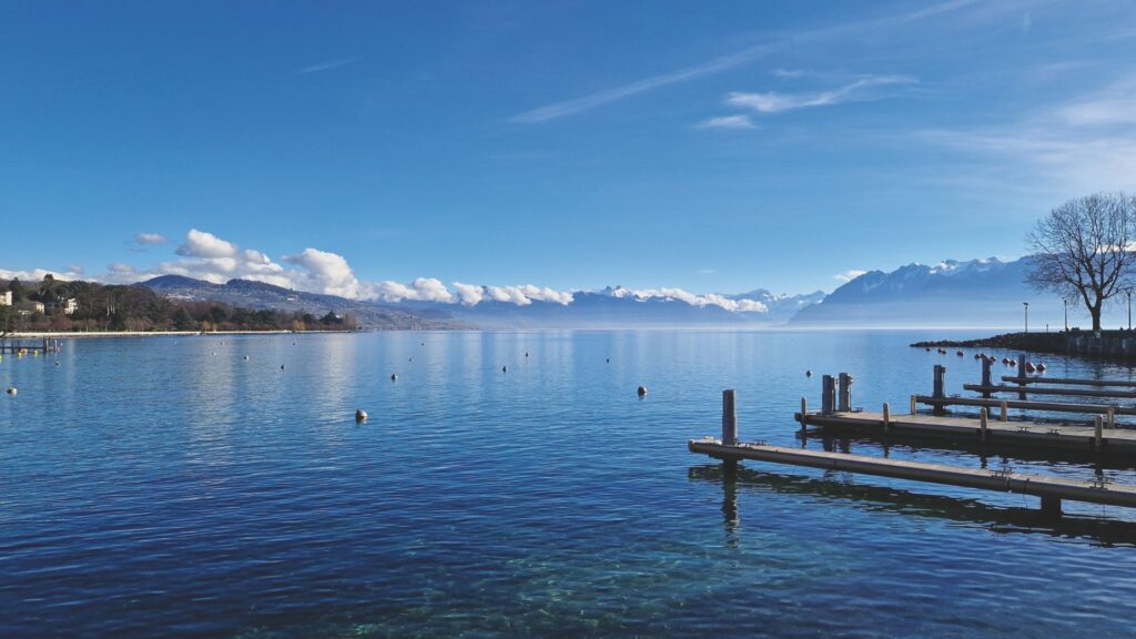 Schweiz: Bild vom Genfer See an einem sonnigen Tag