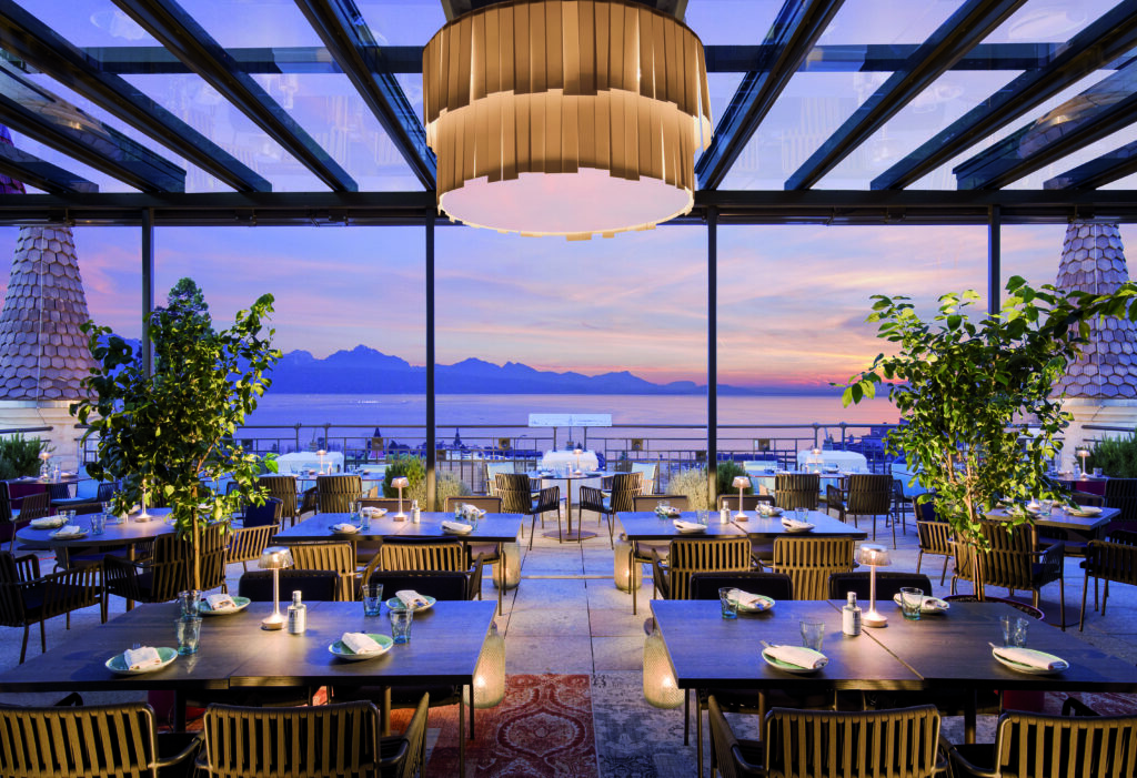 Schweiz: Essensbereich mit Blick auf Genfer See des Hotels Royal Savoy Lausanne Hotel & Spa