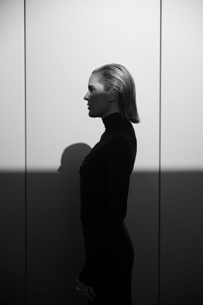 Seitliches Portrait von Elke Rock, unten Schatten oben Licht.
