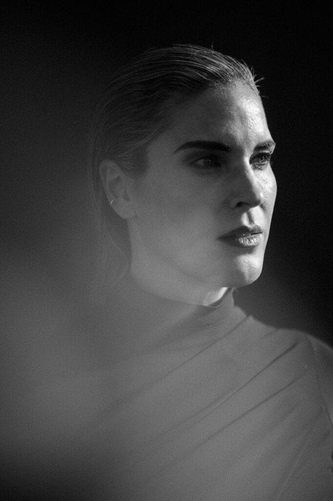 Schwarz-Weiß Portrait mit Schattenspiel von Elke Rock.