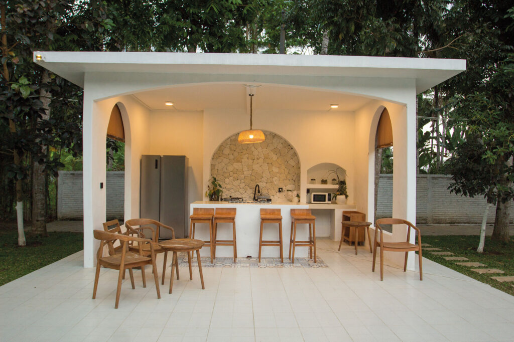 Schöne kleine, weiße Garten-Oase im mediterranen Stil.