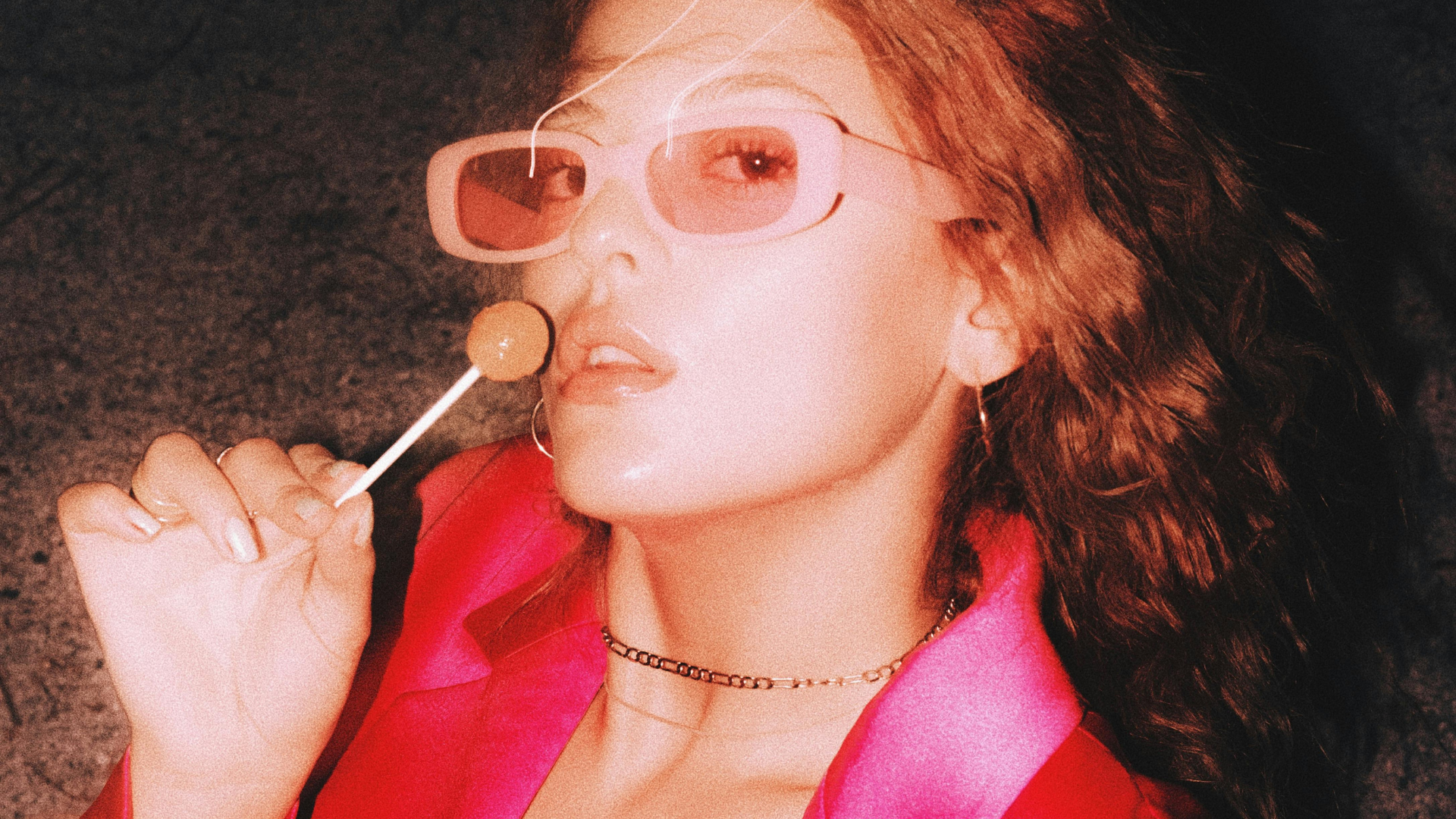 Eine Frau trägt eine rosa Sonnenbrille