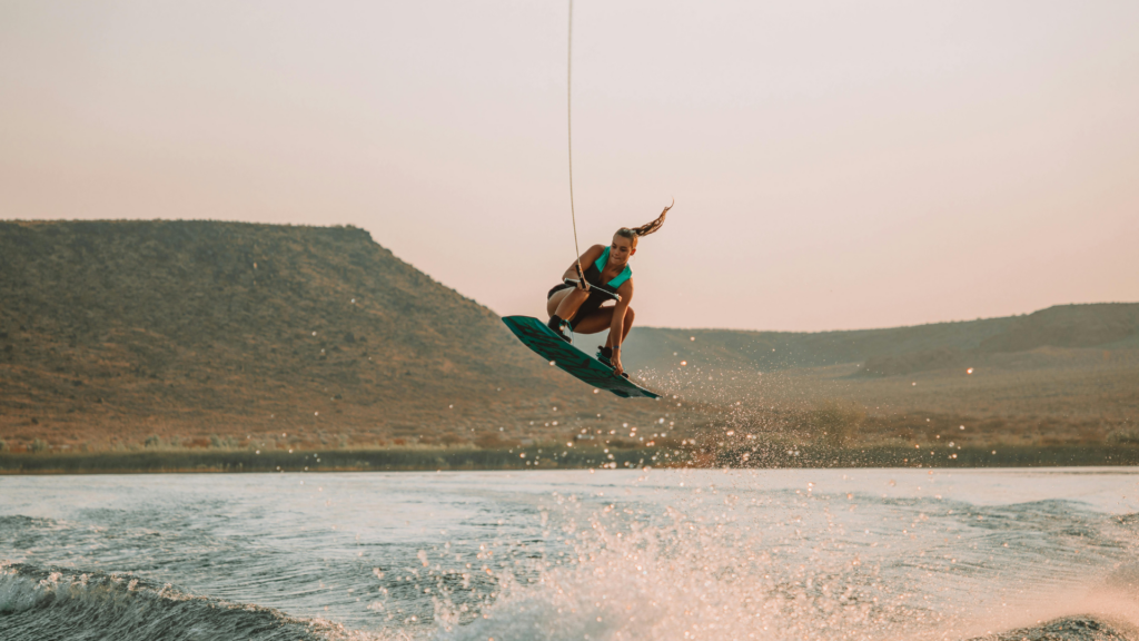 Wasserzeichen: Eine Frau beim Kitesurfen