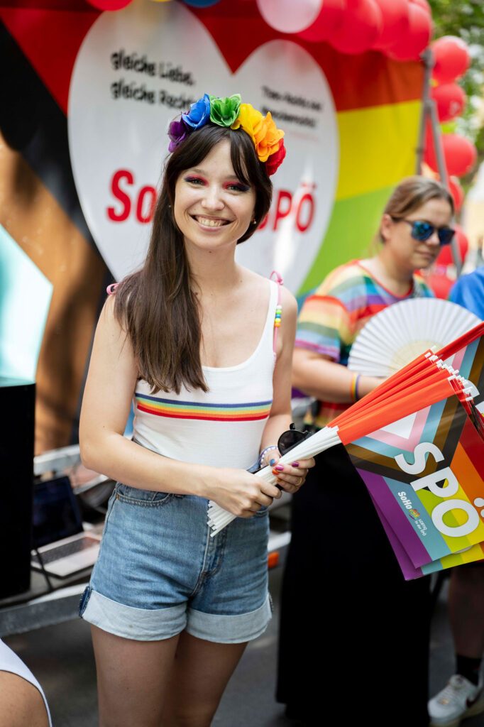 Anna Robosch in Pride Outfit mit LGBTQ+-Flaggen von der SPÖ.
