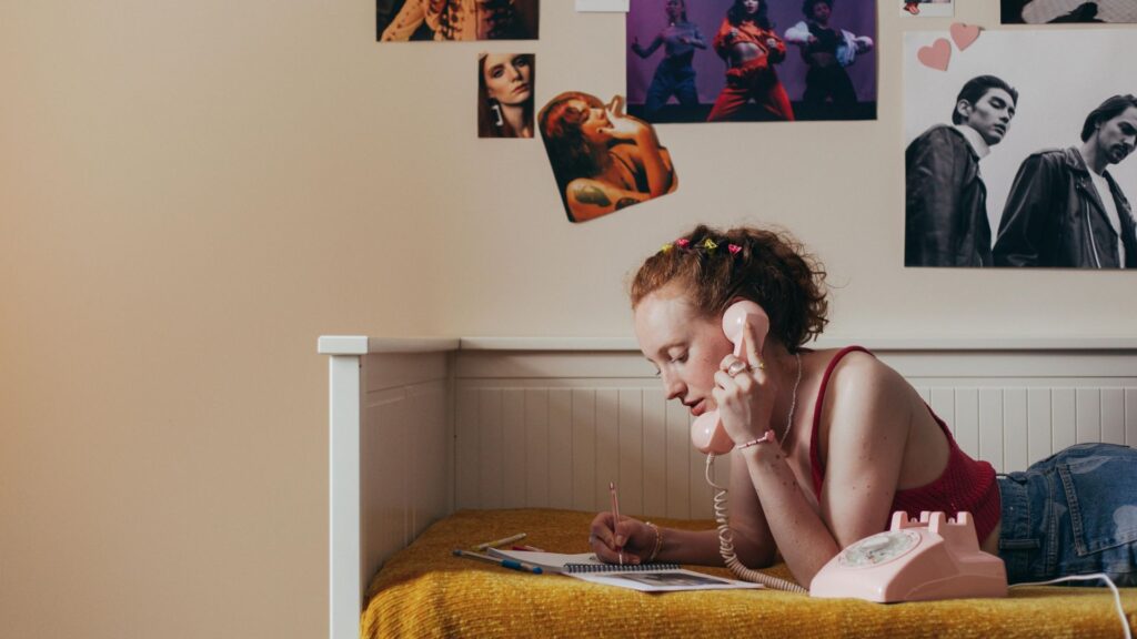 Girl vs. Girl: Wie die Popkultur der 2000er Frauen gezielt gegeneinander aufbrachte. © Pexels/Cottonbro Studio