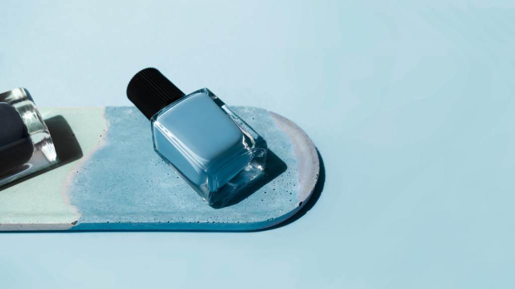 Welche Nagelmethode zu dir passt: Blauer Nagellack mit minimalistischem Hintergrund