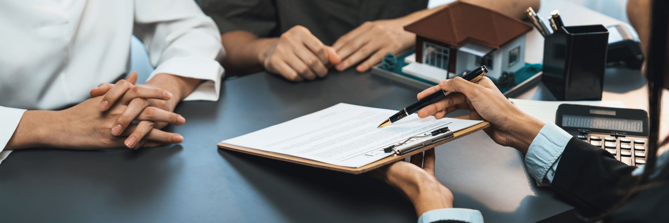 Rechts- und Steuertipps: Personen bei einem Beratungsgesgespräch