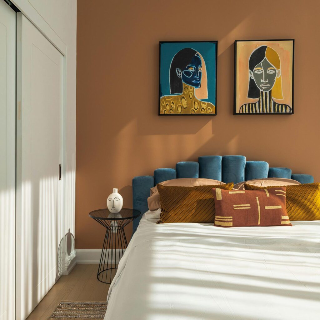 Home Hacks: Schlafzimmer mit mediterranen Farben und kunstvollen Bildern.