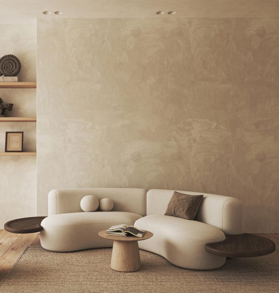 Home Hacks: Minimalistisch eingerichteter Wohnraum mit Couch in Beige-Tönen.