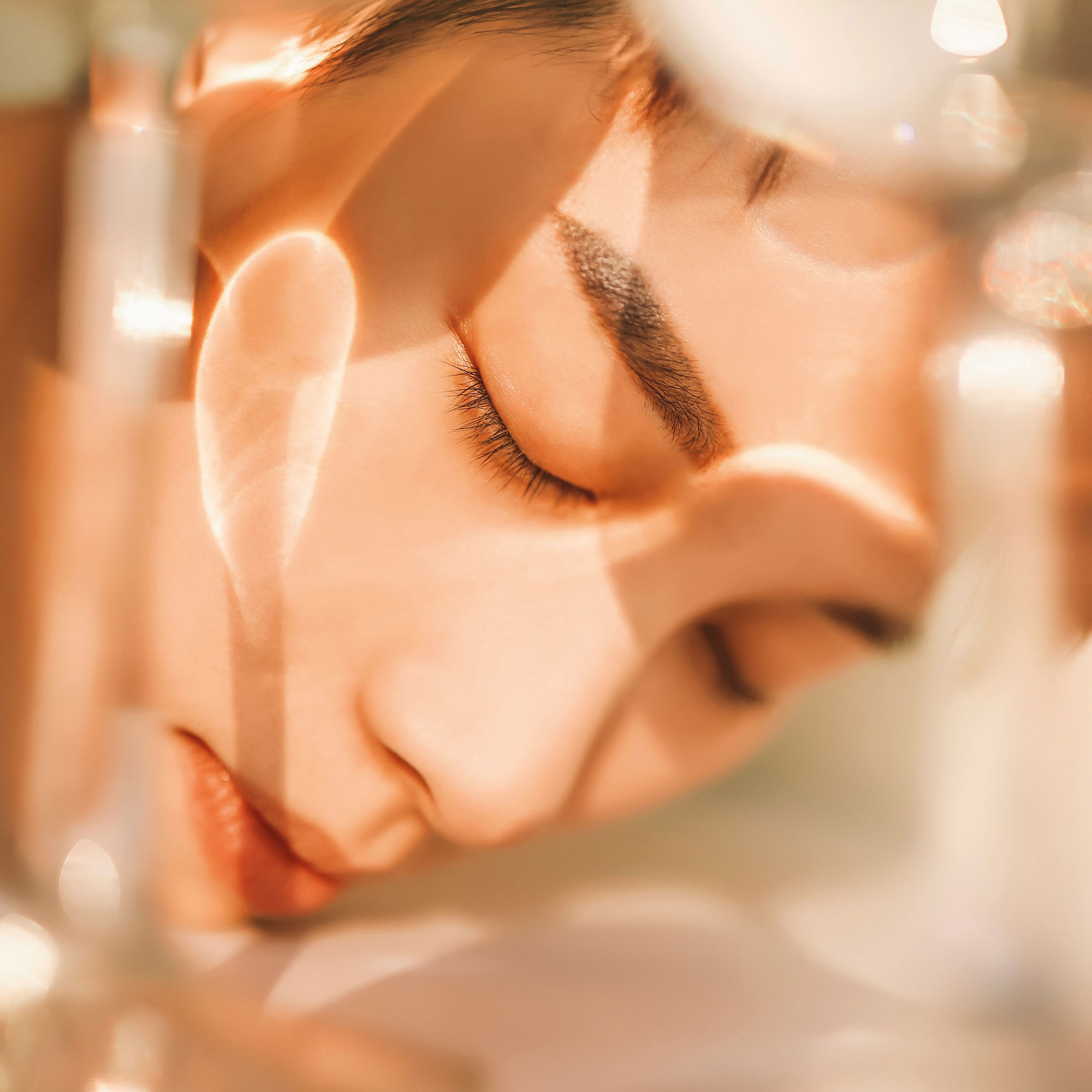 Permanent Make-Up: Gesicht einer asiatischen Frau abstrakt und hell beleuchtet