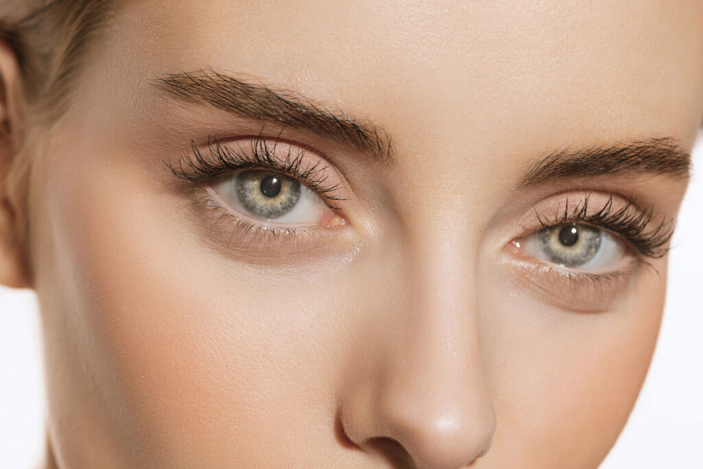 Permanent Make-Up: Augenpartie von einer schönen Frau