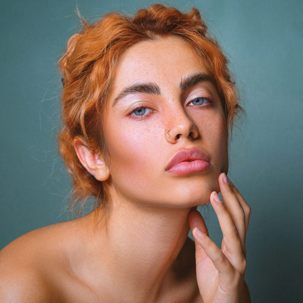 Beauty-Portrait von einer Frau mit kurzen, orangen Haaren