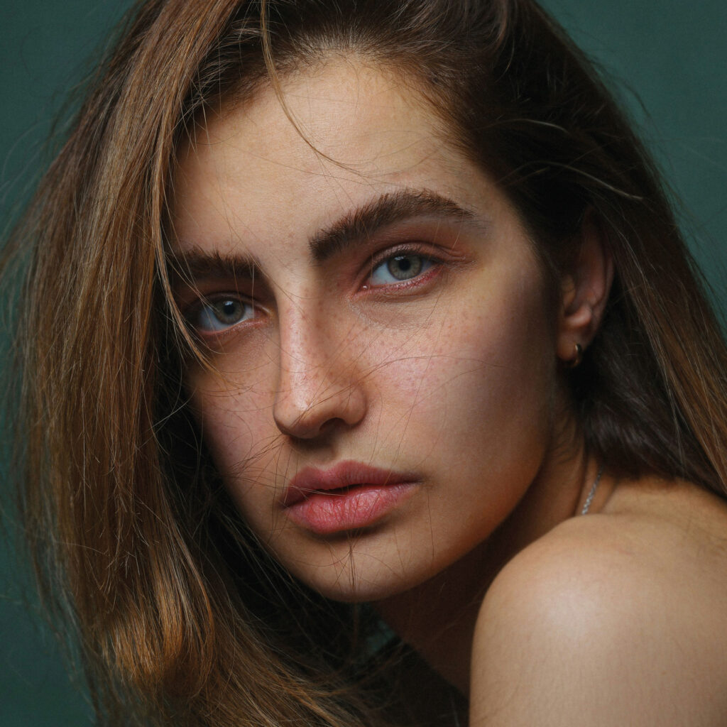 Beauty-Portrait von einer natürlichen Frau mit langen, braunen Haaren.