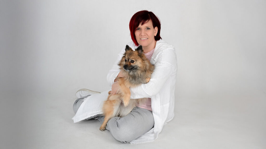 Portrait von Tanja Raschhofer mit Hund in den Armen