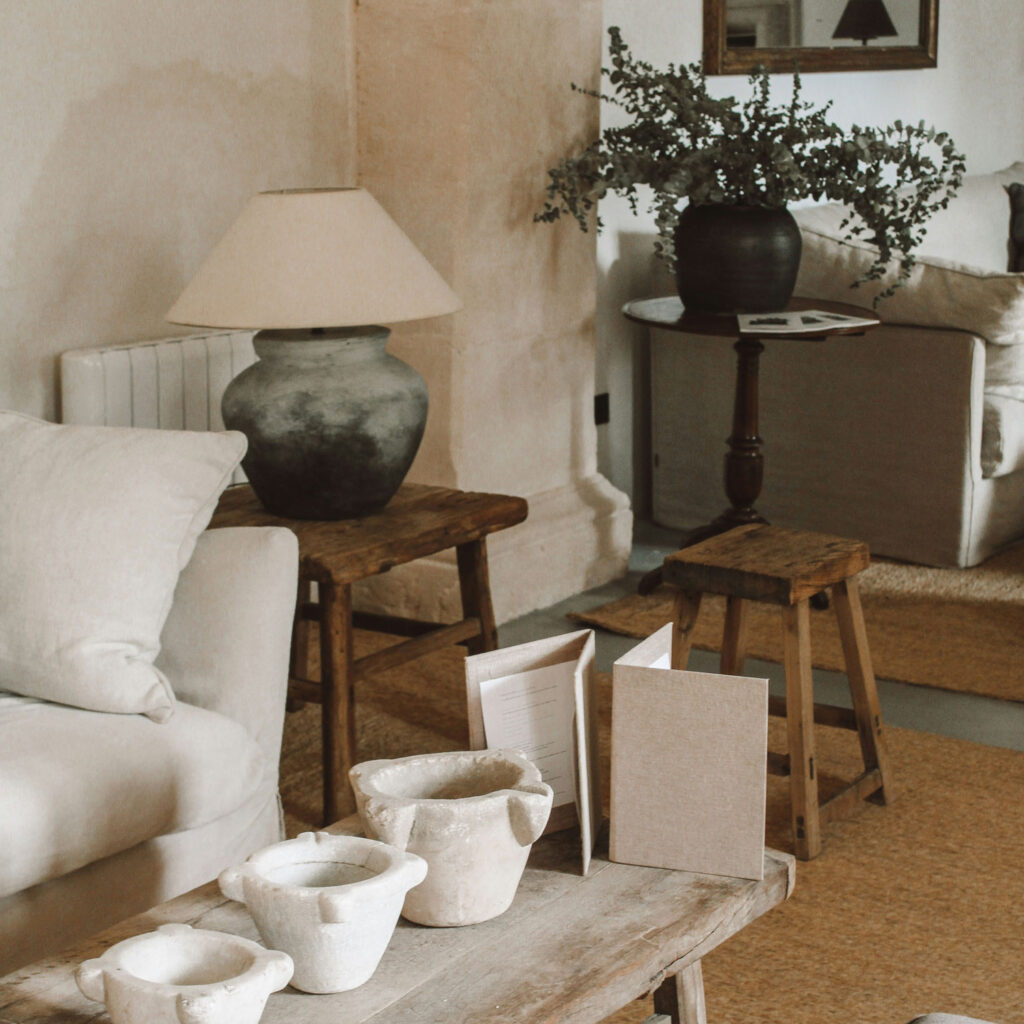 Wohnraum mit tönernen Deko-Elementen in weiß, beige und braun gehalten.
