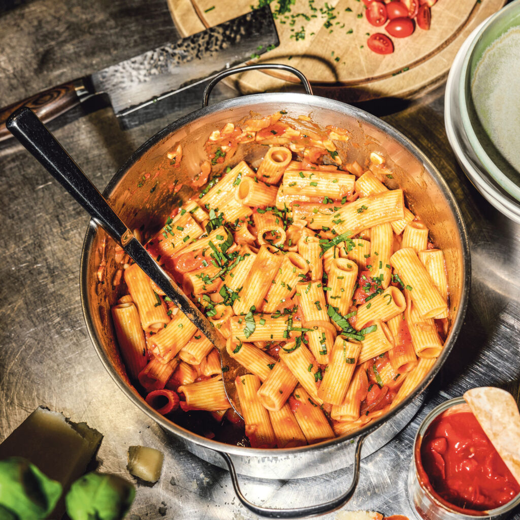 Günstige Rezepte: One-Pot-Tomatenpasta, Knoblauch, Gartenkräuter