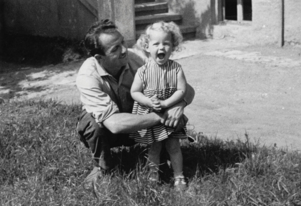 Mit 15 Monaten, mit ihrem Vater