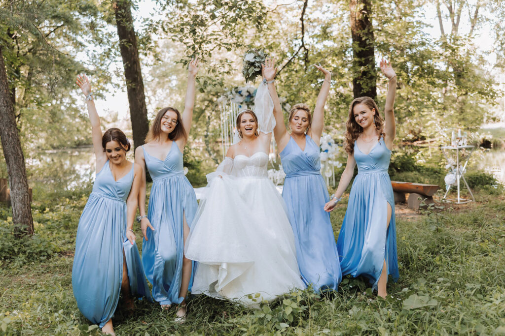 Hochzeit: Braut mit vier blau gekleideten Brautjungfern im Freien