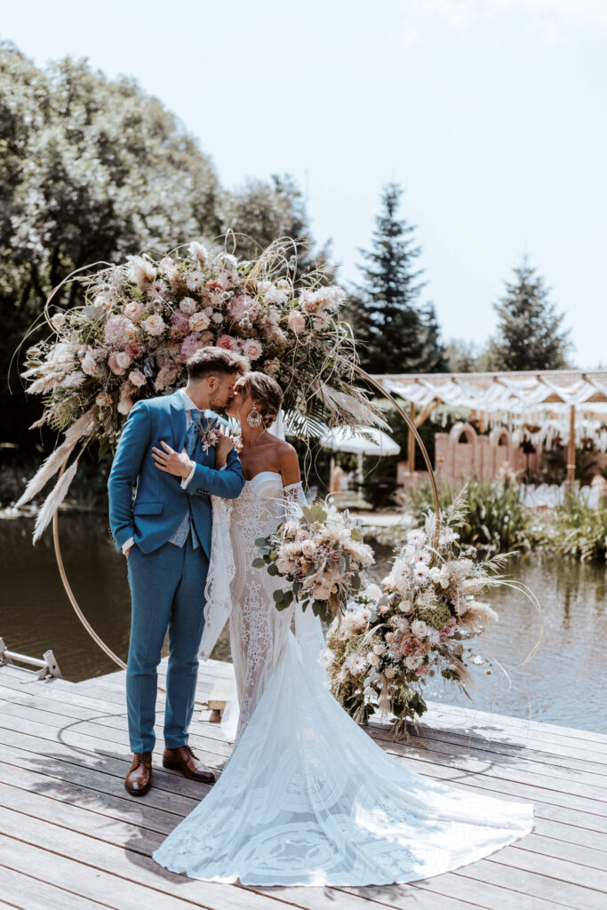 Hochzeit: Küssendes Paar im Freien