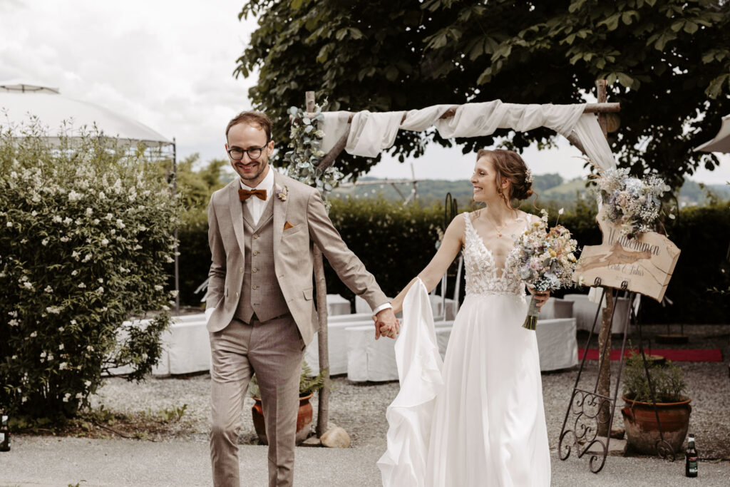 Hochzeit: Glückliches Paar im Freien