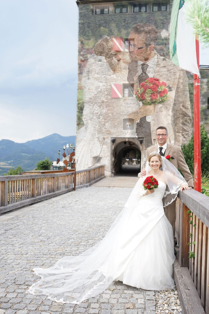 Hochzeit: Glückliches Paar im Freien vor einer Burg