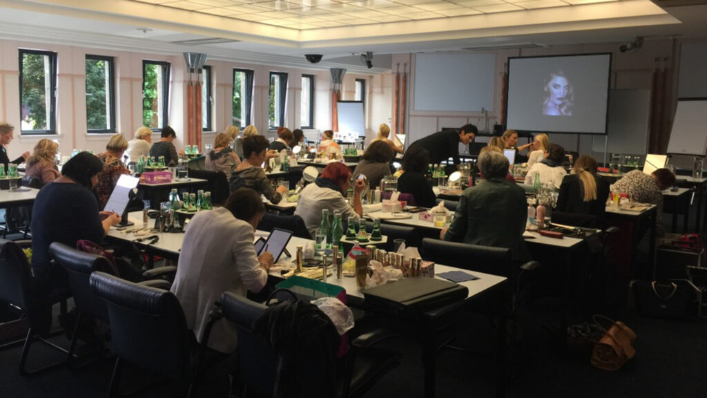 Lenz KG: Seminarraummit Menschen, die an etwas arbeiten.