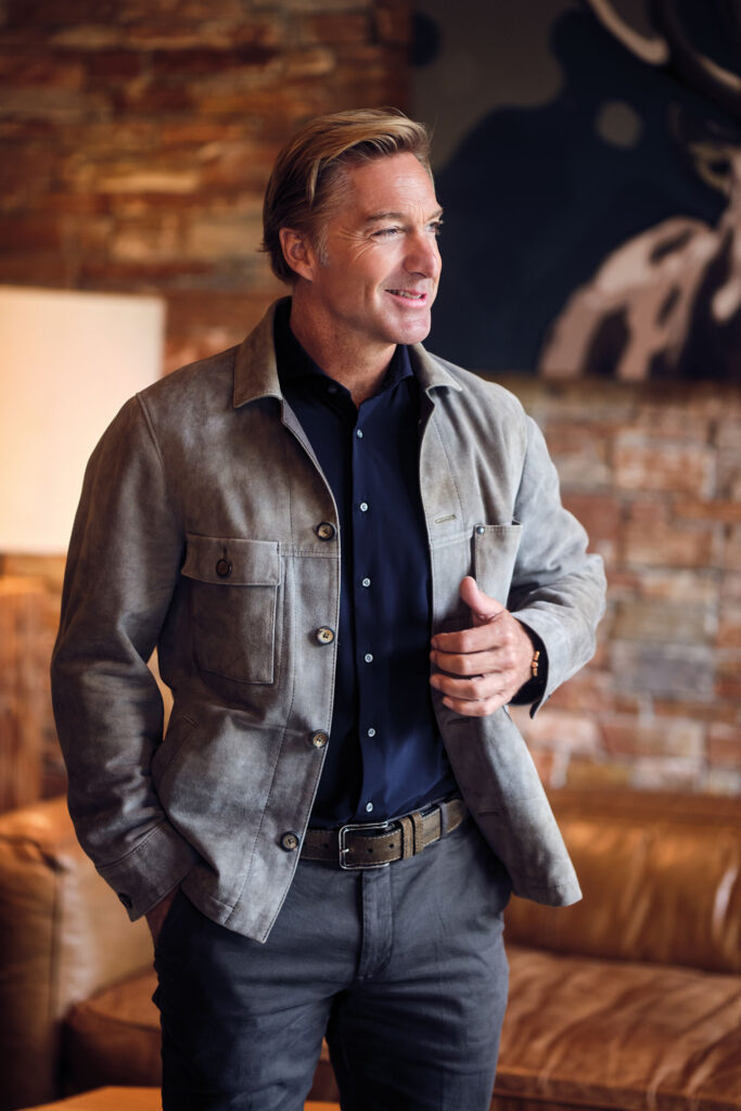 Portrait von Hans im Stehen.