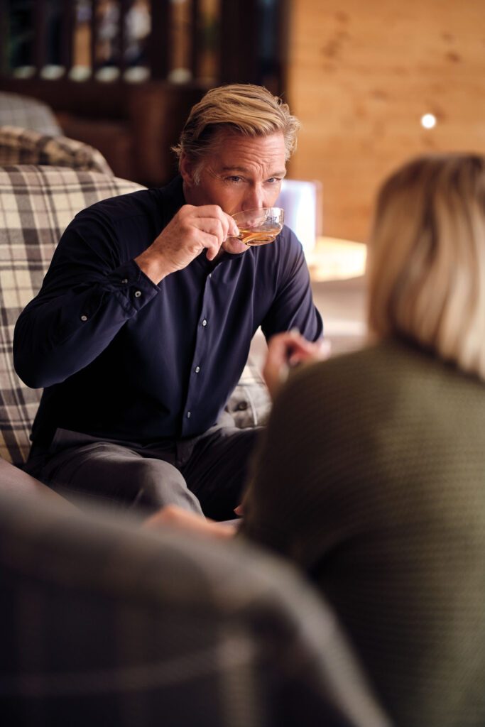 Hans trinkt Tee bei einem Gespräch mit STEIRERIN-CR Lissi Stoimaier.