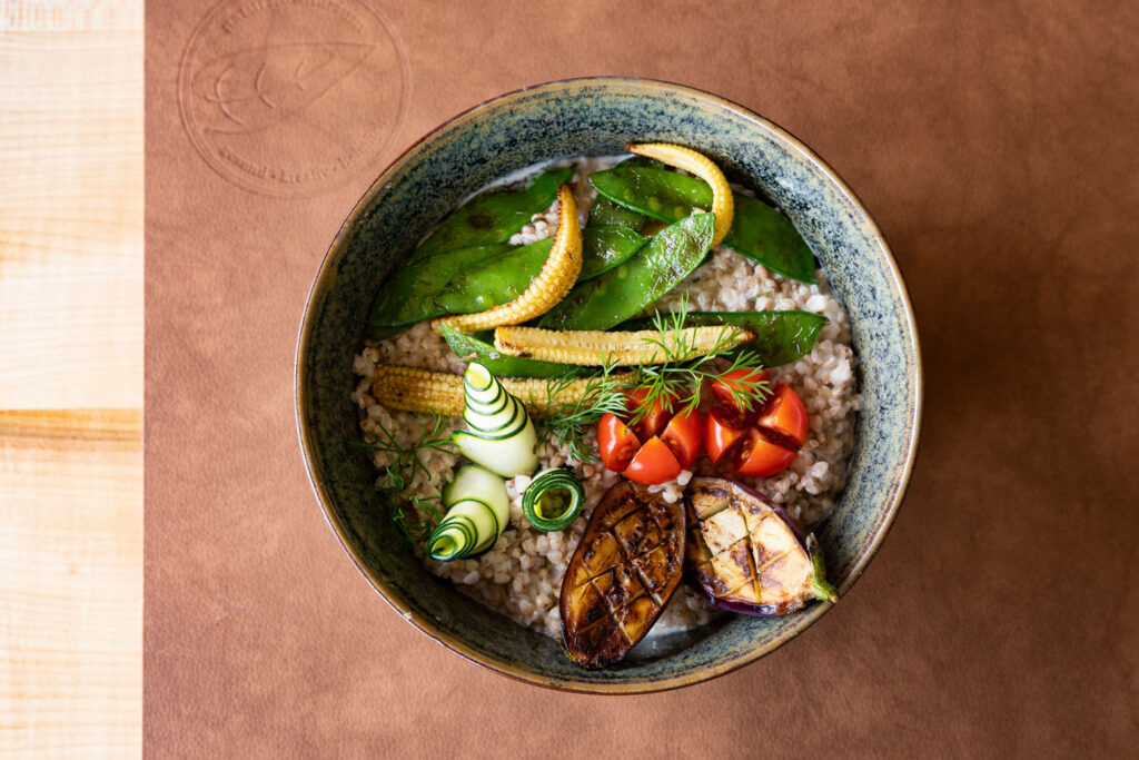 Farbenfrohe Food-Bowl mit delikat angerichteten Zutaten.