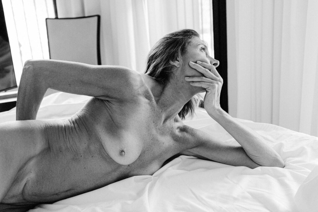 Markus Schlamadinger: Akt-Foto in S/W von einer älteren Dame im Bett liegend.