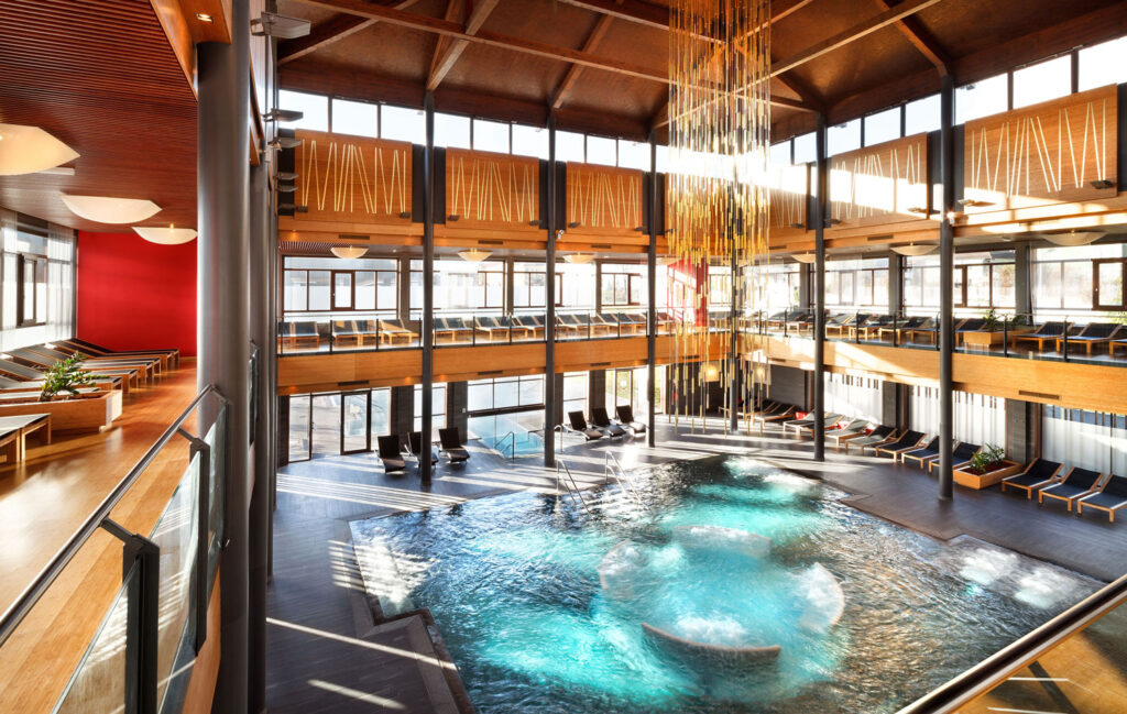 Mehrstöckige Innenansicht mit Thermalbecken