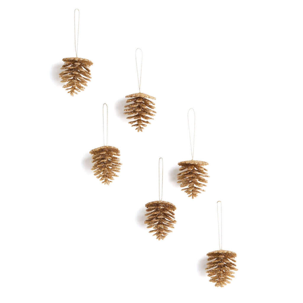 Weihnachtsdeko: Sechs gold glitzernde Zapfen mit Anhänger.