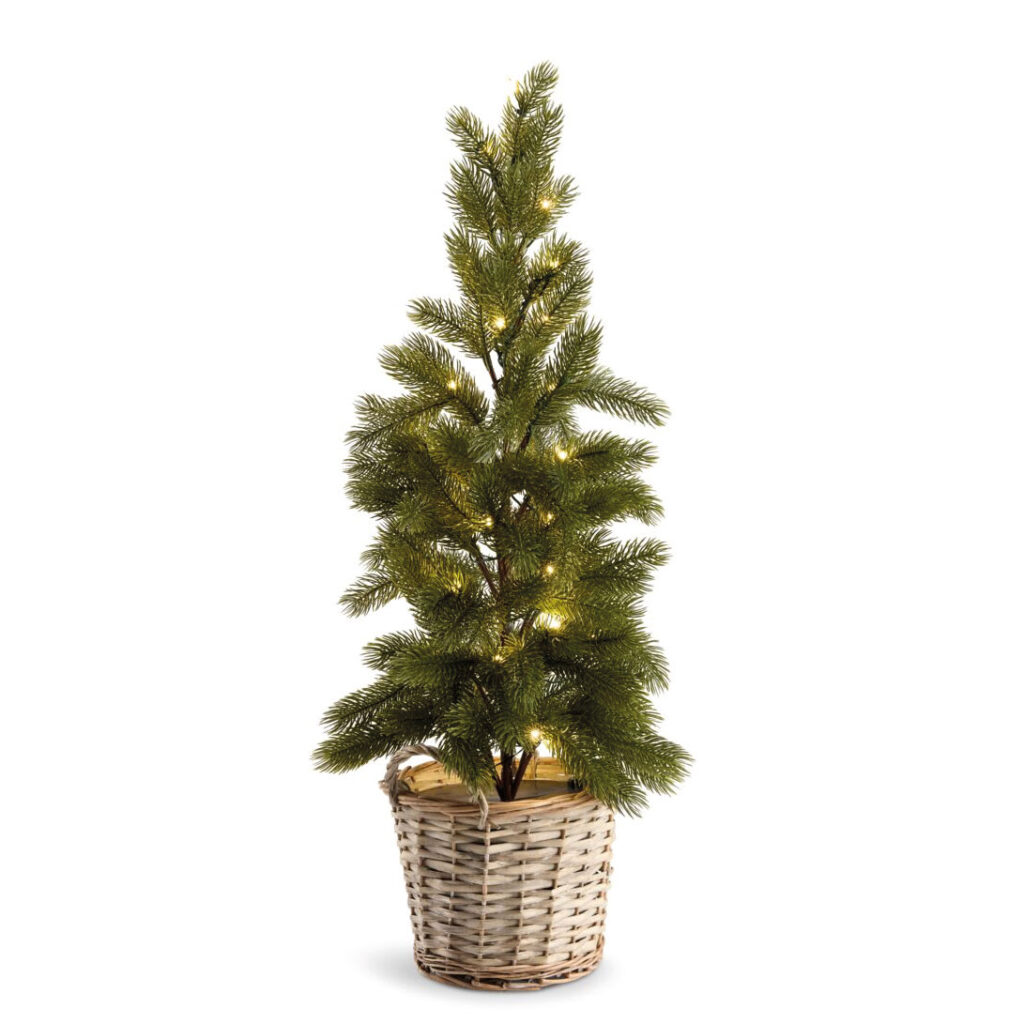 Weihnachtsdeko: Künstlicher Tannenbaum mit Lichterkette in einem gewebten Korb.