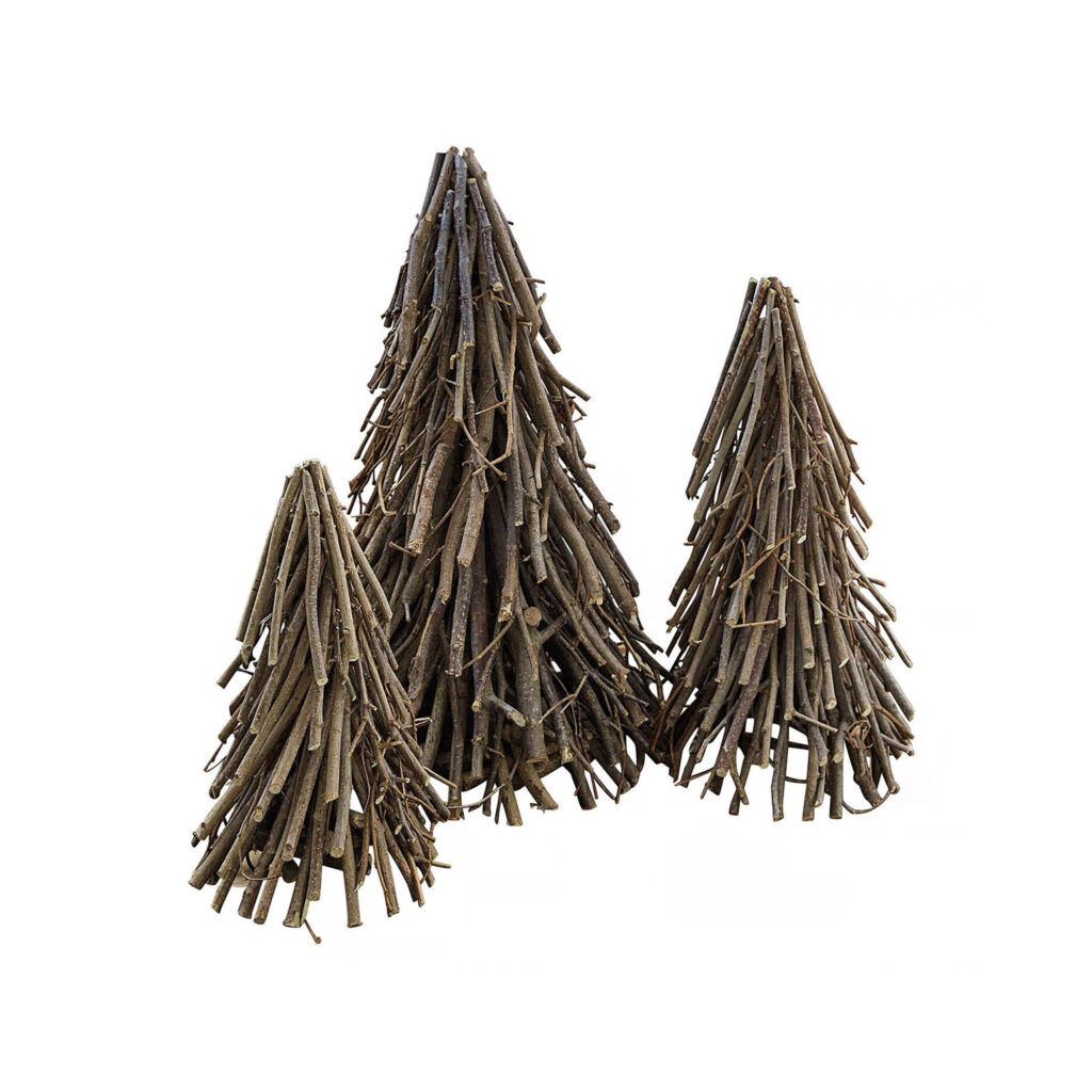 Drei Christbäumchen aus Zweigen.