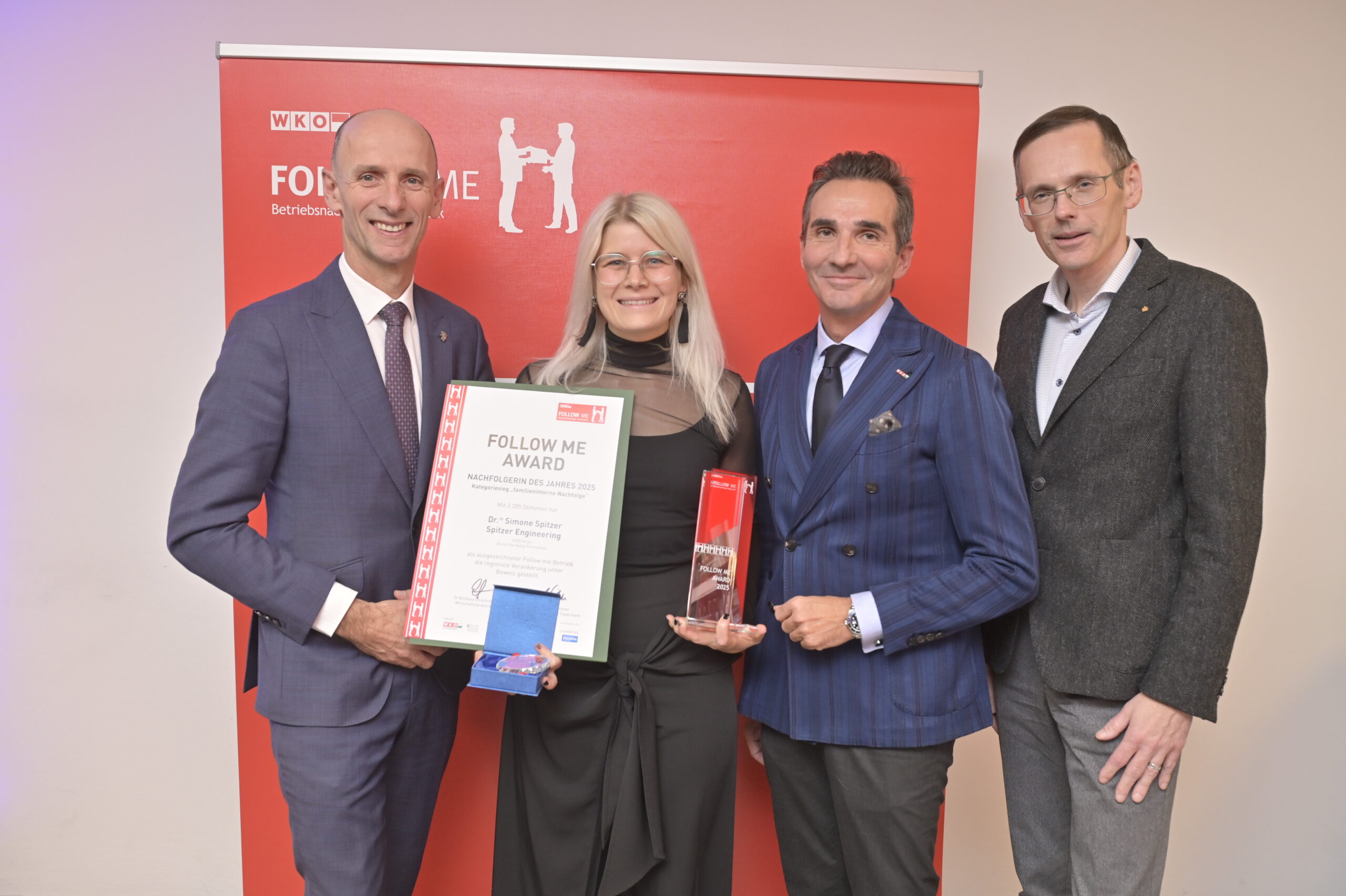 Landesrat Willibald Ehrenhöfer (l.), Sparkassen-Vorstand Oliver Kröpfl und WKO Steiermark Vizepräsident Dietmar Schweiggl gratulieren Simone Spitzer zum Sieg beim Follow me Award 2025.