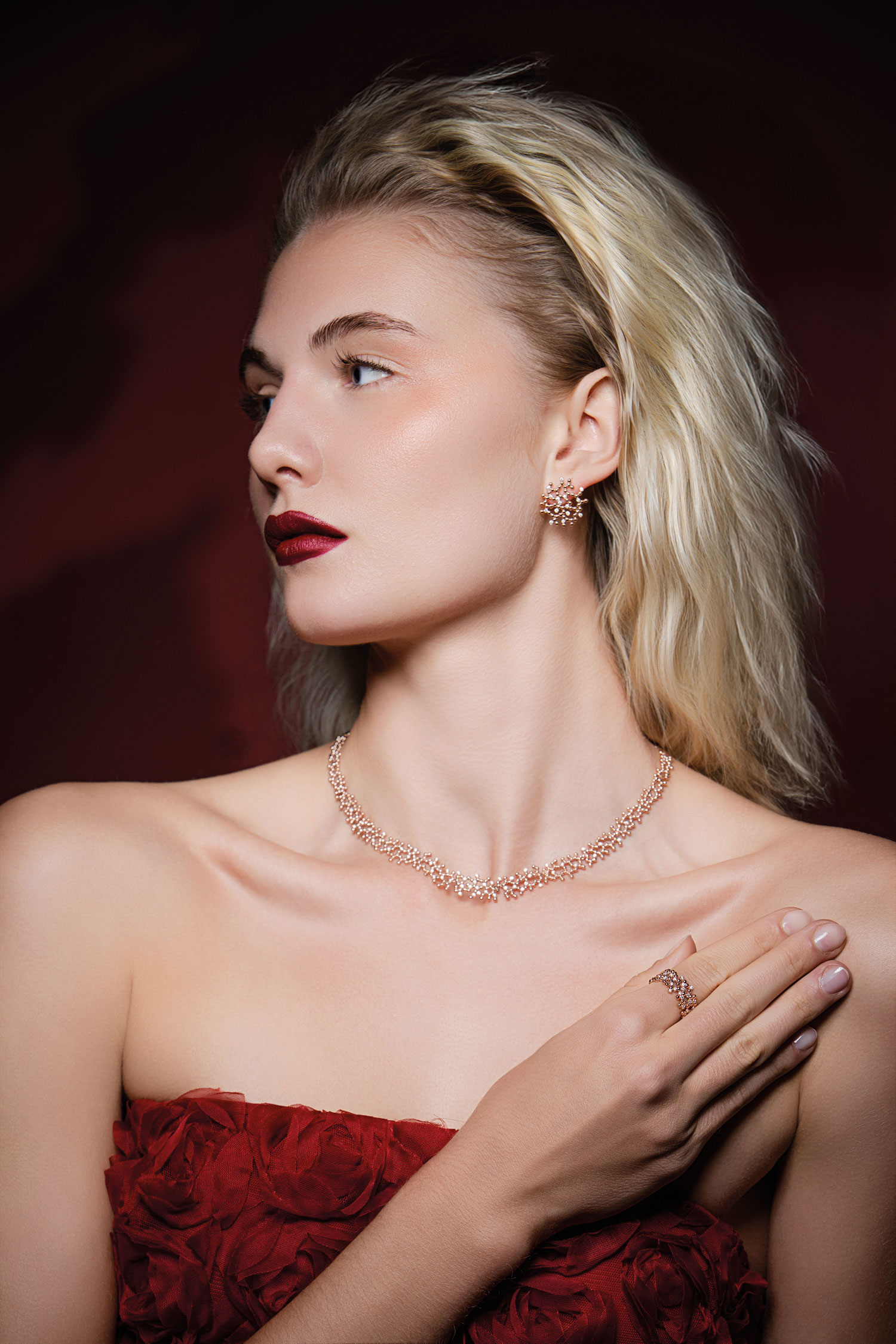 Blonde Frau mit Schmuck „Aurelia“ von Dorotheum Juwelier.