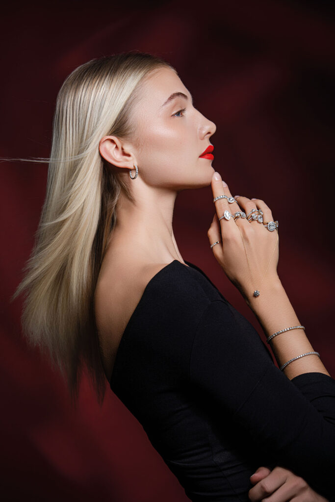 Blonde Frau mit „LG Diamonds“ von Juwelier Koller & Koller.