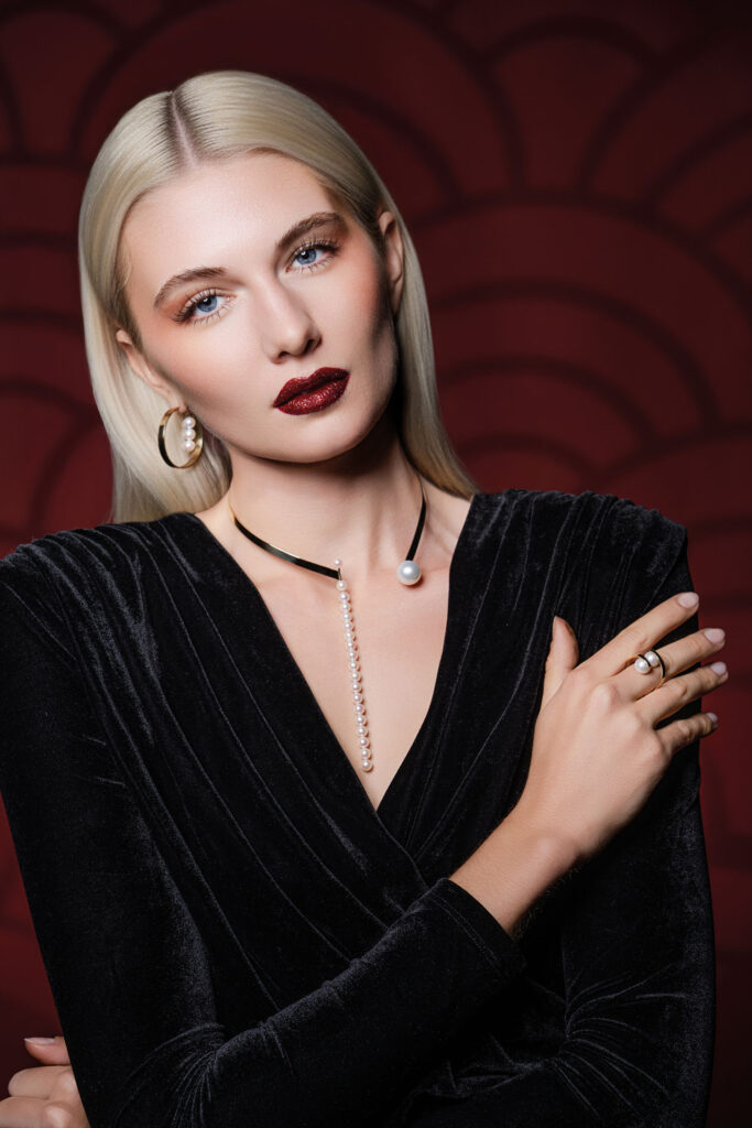 Blonde Frau mit Perlen von Josef Krisper.