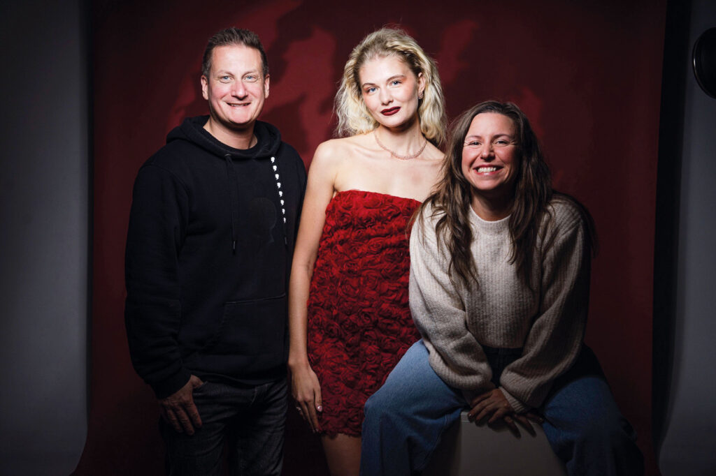 Zwei Frauen und ein Mann beim Making-Of eines Shootings.