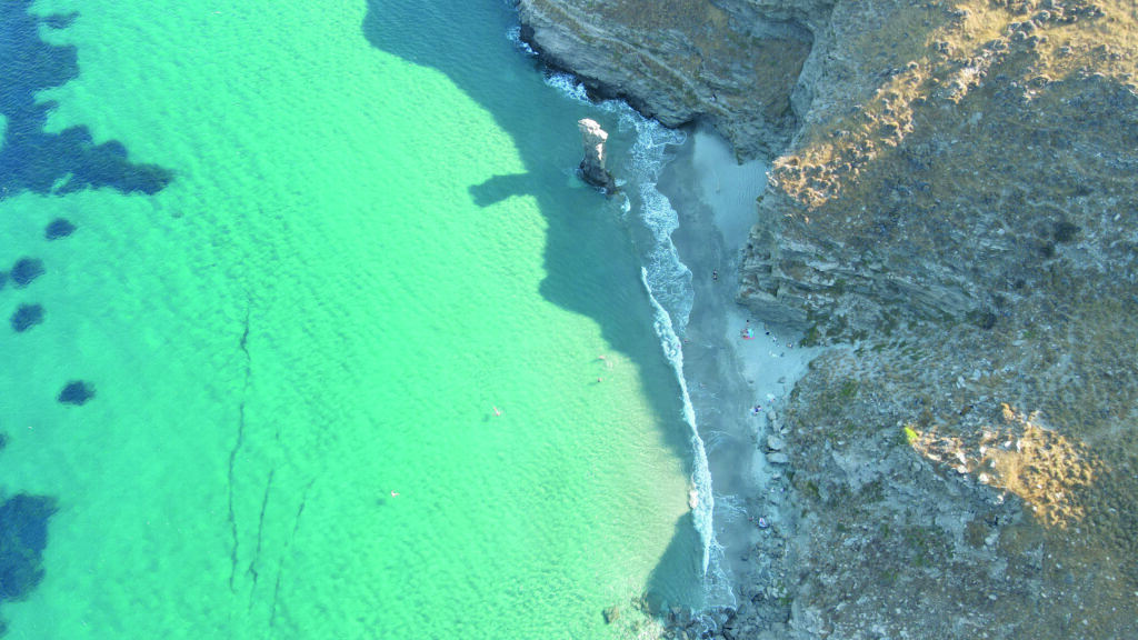 Die grüne Kykladeninsel Andros in Griechenland.